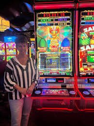 Người chơi trải nghiệm Live Casino và Slot trên điện thoại sunwun